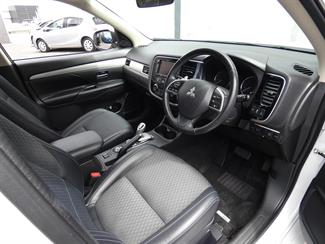 2017 Mitsubishi OUTLANDER - Thumbnail