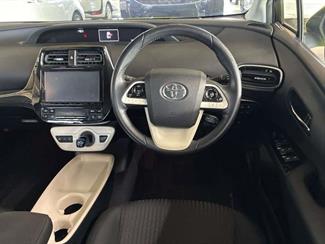 2016 Toyota Prius - Thumbnail