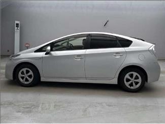 2015 Toyota Prius - Thumbnail