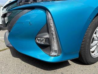 2017 Toyota Prius - Thumbnail