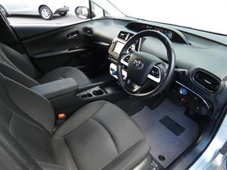 2018 Toyota Prius - Thumbnail
