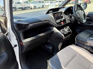 2016 Toyota Esquire - Thumbnail