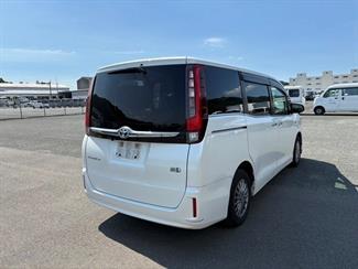 2016 Toyota Esquire - Thumbnail