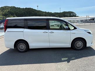 2016 Toyota Esquire - Thumbnail