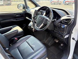 2016 Toyota Esquire - Thumbnail