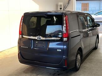 2015 Toyota Esquire - Thumbnail