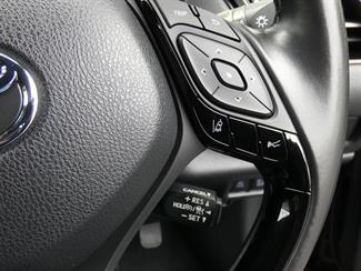 2017 Toyota C-HR - Thumbnail