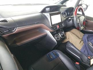 2015 Toyota Esquire - Thumbnail