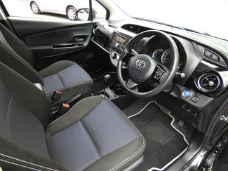 2017 Toyota VITZ - Thumbnail