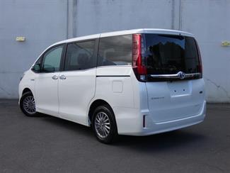 2015 Toyota Esquire - Thumbnail