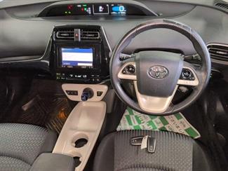 2017 Toyota Prius - Thumbnail
