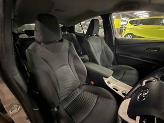 2017 Toyota Prius - Thumbnail