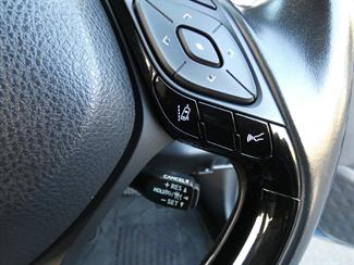 2017 Toyota C-HR - Thumbnail