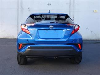 2017 Toyota C-HR - Thumbnail