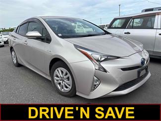 2016 Toyota Prius - Thumbnail