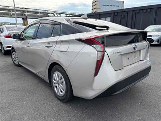 2016 Toyota Prius - Thumbnail