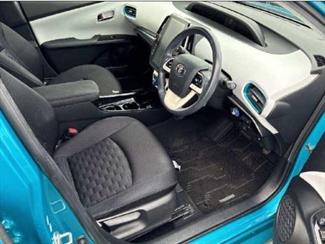 2017 Toyota Prius - Thumbnail