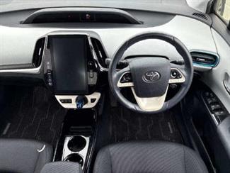 2017 Toyota Prius - Thumbnail
