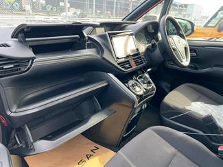 2014 Toyota Esquire - Thumbnail