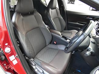 2017 Toyota C-HR - Thumbnail