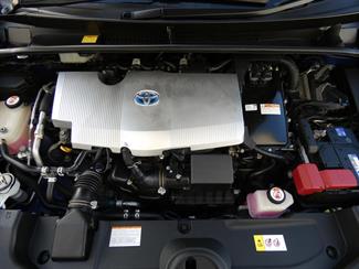 2016 Toyota Prius - Thumbnail