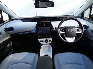 2016 Toyota Prius - Thumbnail