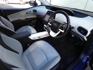 2016 Toyota Prius - Thumbnail