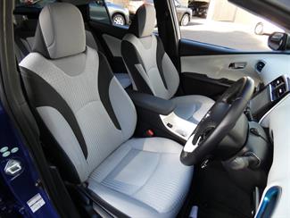 2016 Toyota Prius - Thumbnail