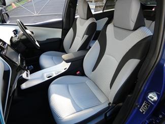 2016 Toyota Prius - Thumbnail