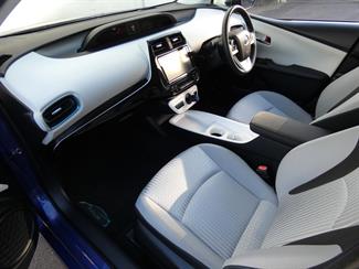 2016 Toyota Prius - Thumbnail