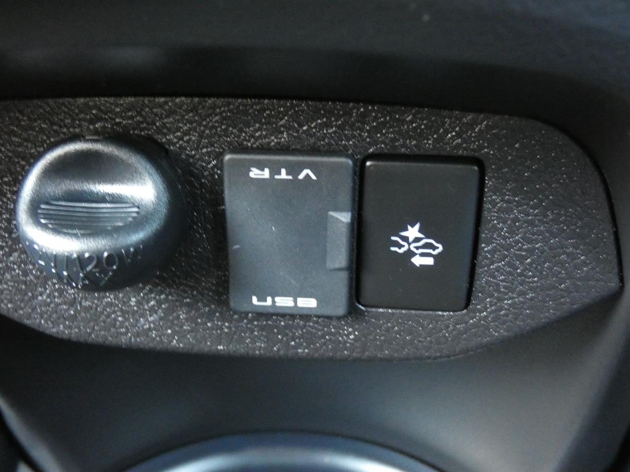 2017 Toyota VITZ